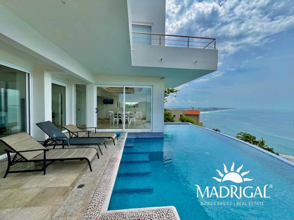 Spacious house available for sale in Real Diamante, featuring six bedrooms and stunning ocean views