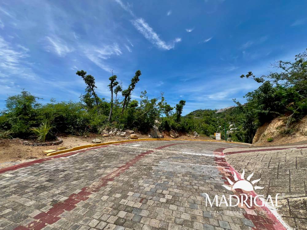 Terreno en venta en Brisas Marques de 1688 m2 con vista al mar