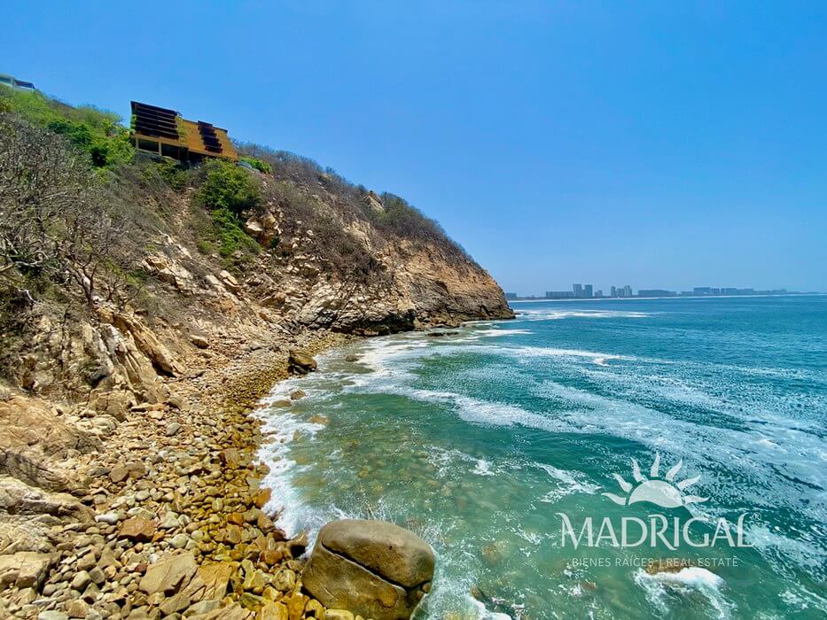 Lote en venta frente al mar de 2021 m2 en los Riscos Punta Diamante