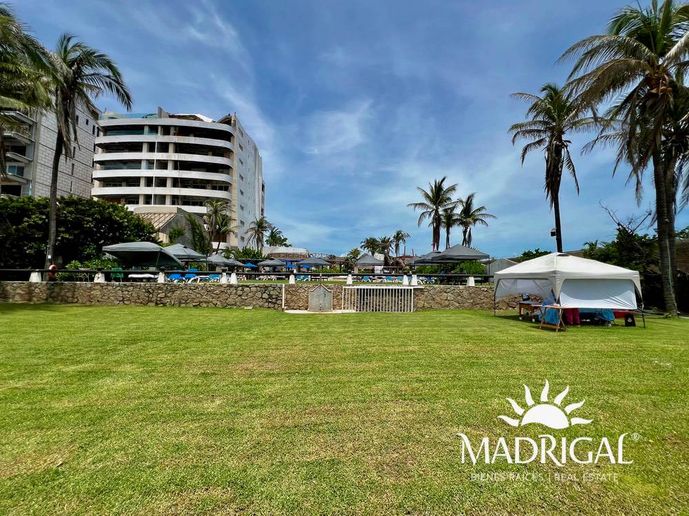 Club de Playa en venta sobre el Boulevard a Barra Vieja con una superficie de 1875 m2