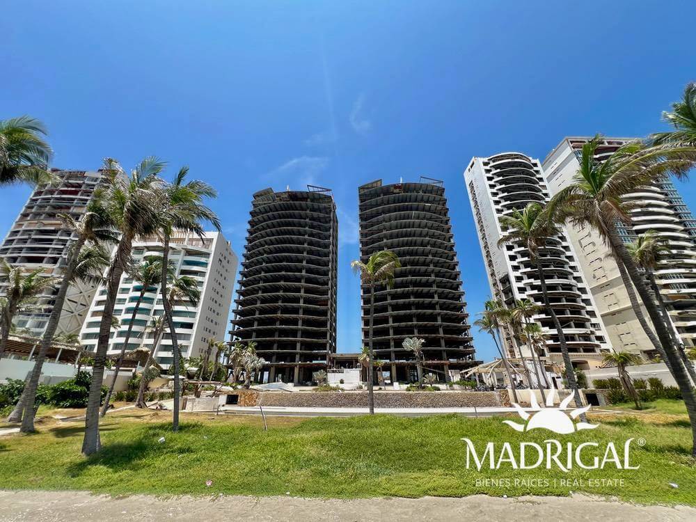 Apartment for sale in the Amarinthos condominium, beachfront in Acapulco, Playa Diamante area