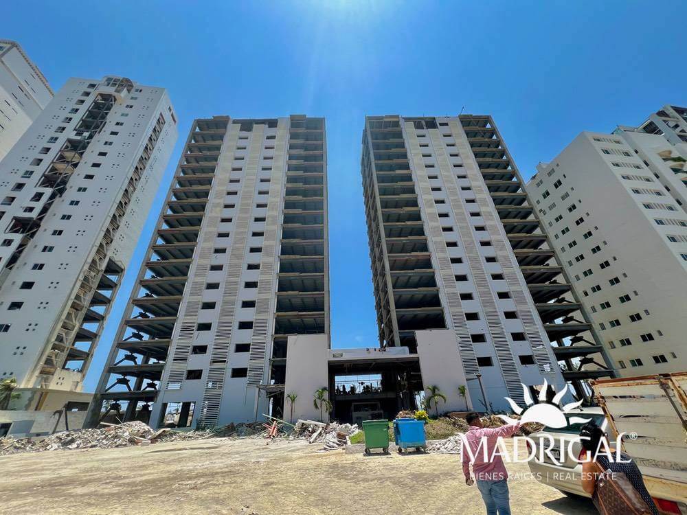 Departamento en venta en el condominio Amarinthos frente al mar en Acapulco en la zona de Playa Diamante