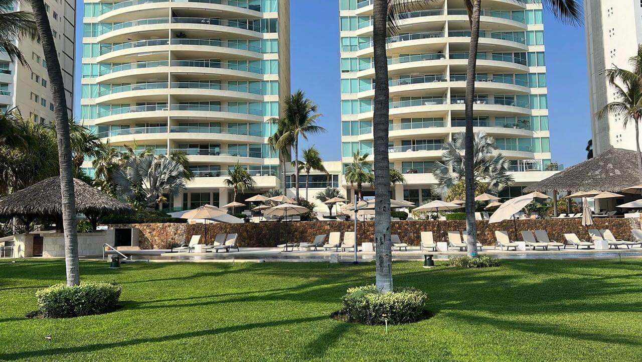 Apartment for sale in Amarinthos beachfront in Acapulco in the Playa Diamante area