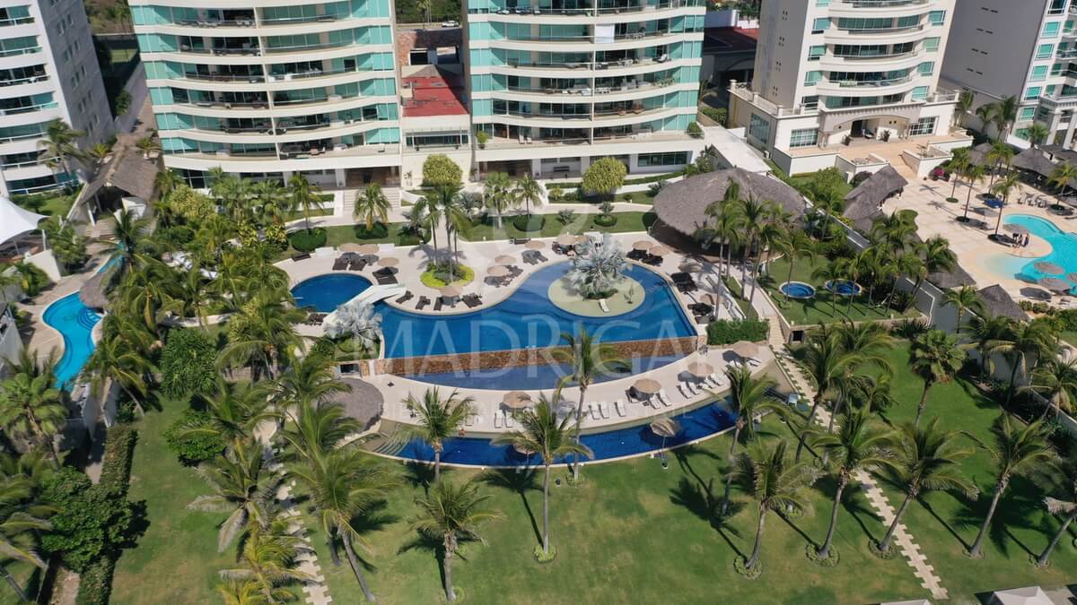 Apartment for sale in the Amarinthos condominium, beachfront in Acapulco, Playa Diamante