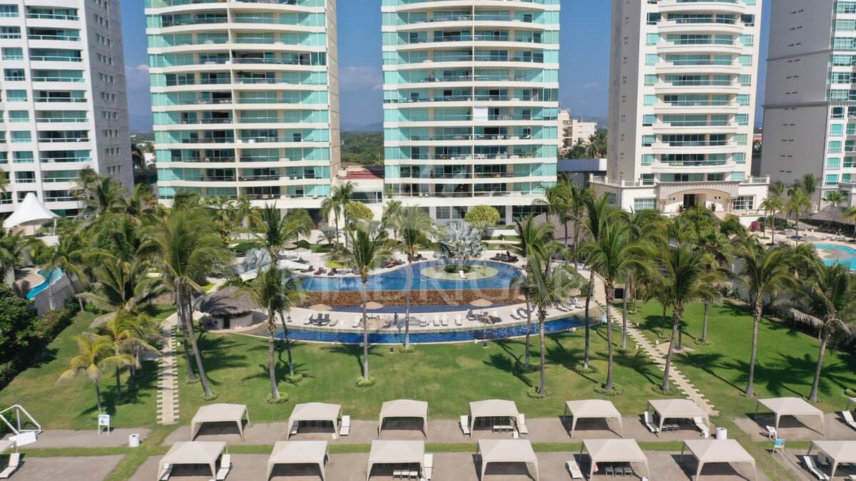 Departamento en venta con amplia terraza en el condominio Amarinthos en Acapulco en la zona de Playa Diamante