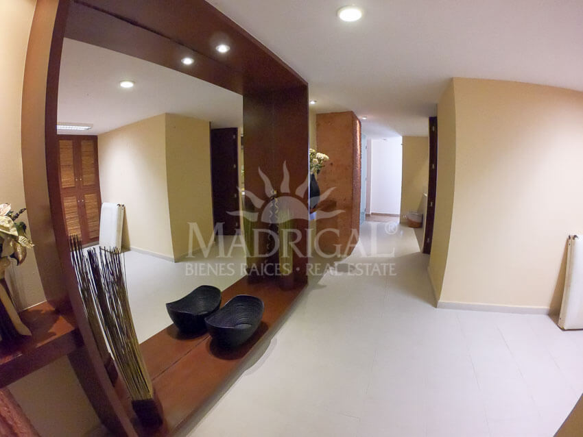 Departamento en venta con amplia terraza en el condominio Amarinthos en Acapulco en la zona de Playa Diamante