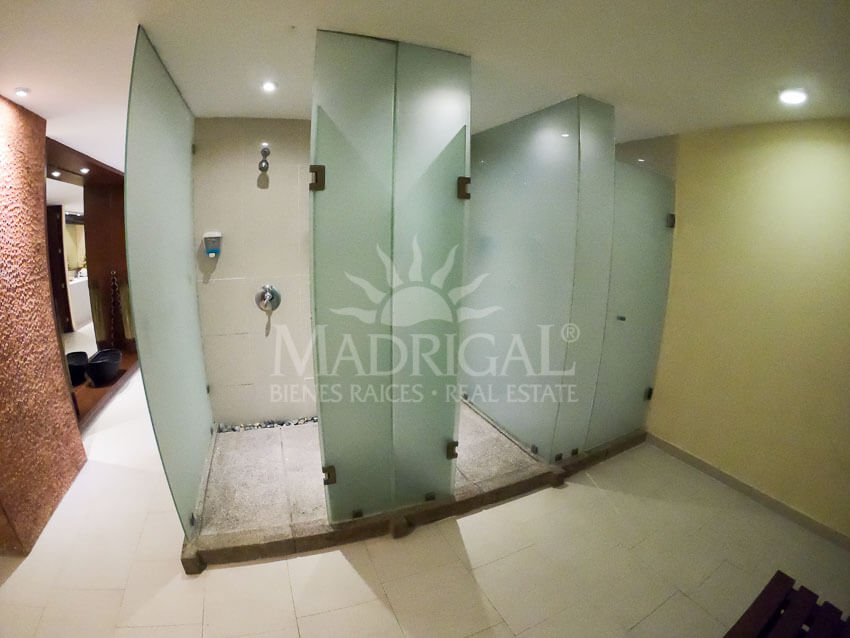 Apartment for sale with a large terrace in the Amarinthos condominium in Acapulco, in the Playa Diamante area