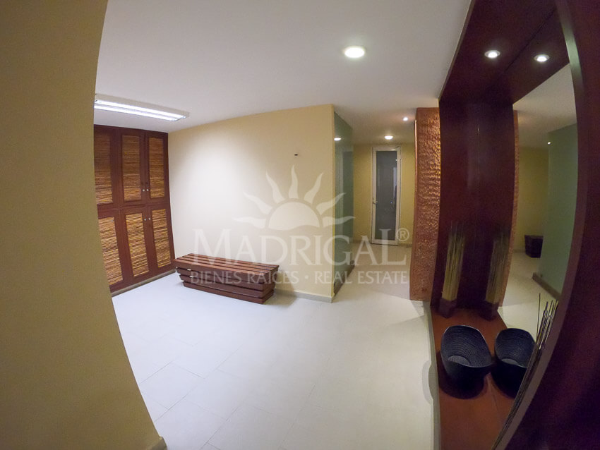 Departamento en venta con amplia terraza en el condominio Amarinthos en Acapulco en la zona de Playa Diamante