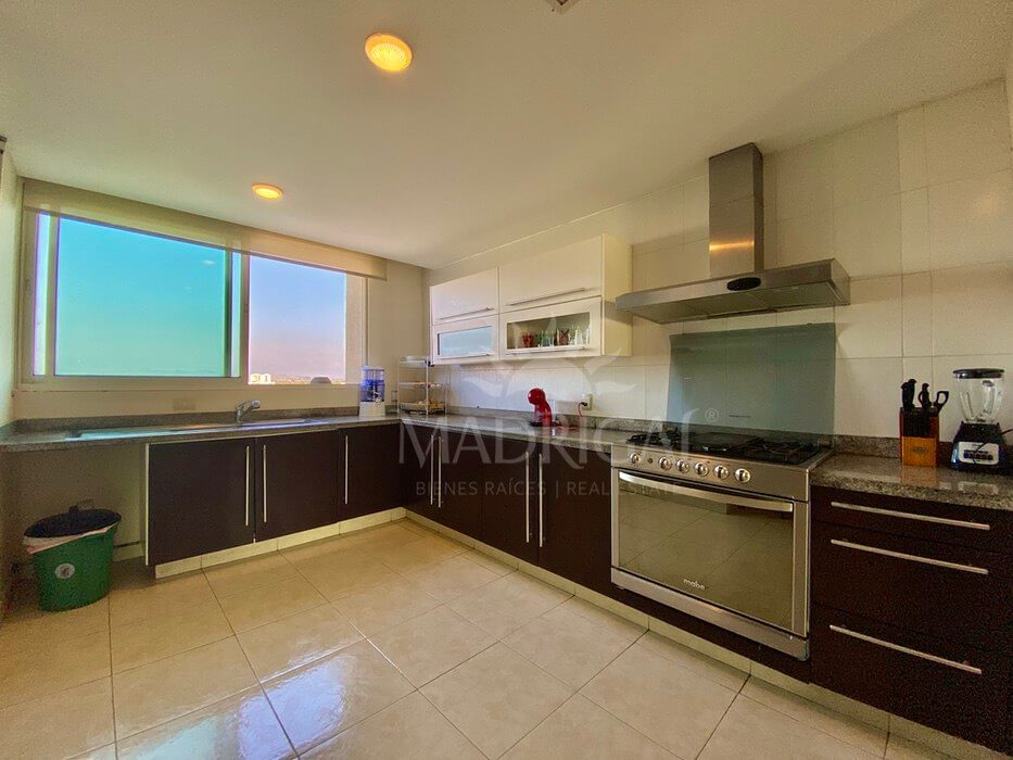 Departamento en venta en el condominio Amarinthos frente al mar en Acapulco en la zona de Playa Diamante