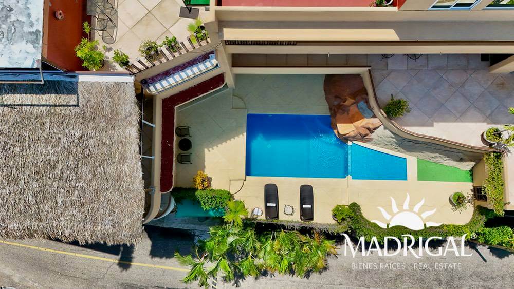 House for sale in Marina Brisas Acapulco with two apartments and two commercial spaces for rent