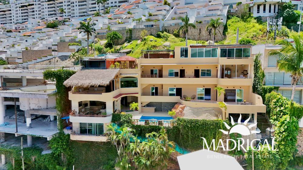 House for sale in Marina Brisas Acapulco with two apartments and two commercial spaces for rent