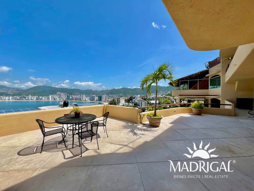 Casa en venta en Marina Brisas Acapulco con dos departamentos y dos locales a la renta