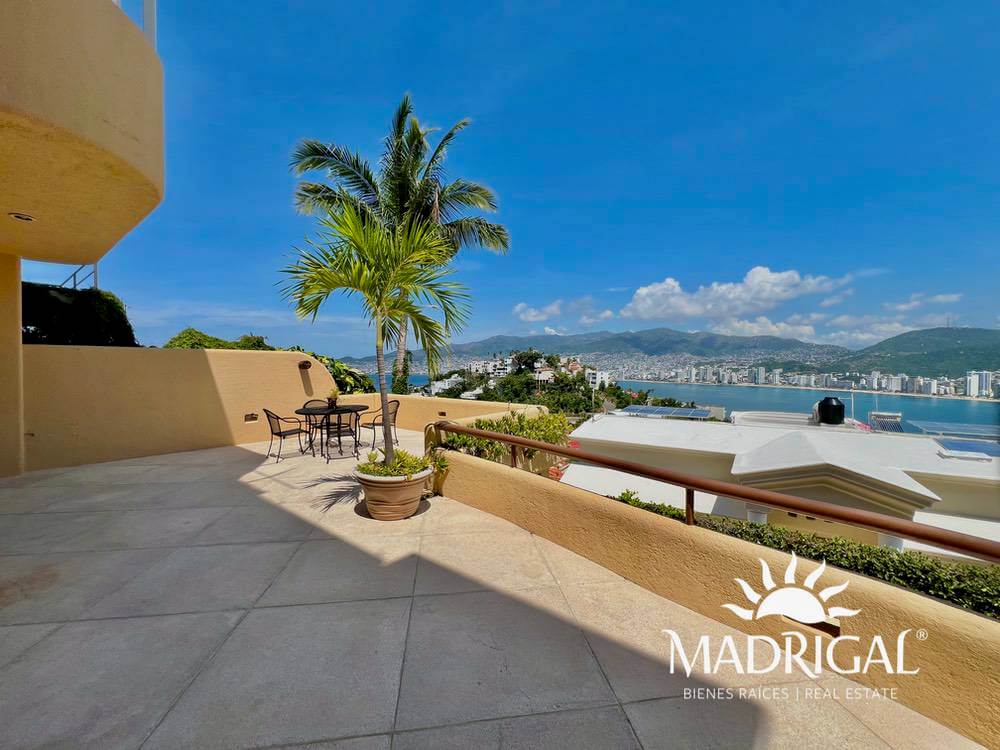 House for sale in Marina Brisas Acapulco with two apartments and two commercial spaces for rent