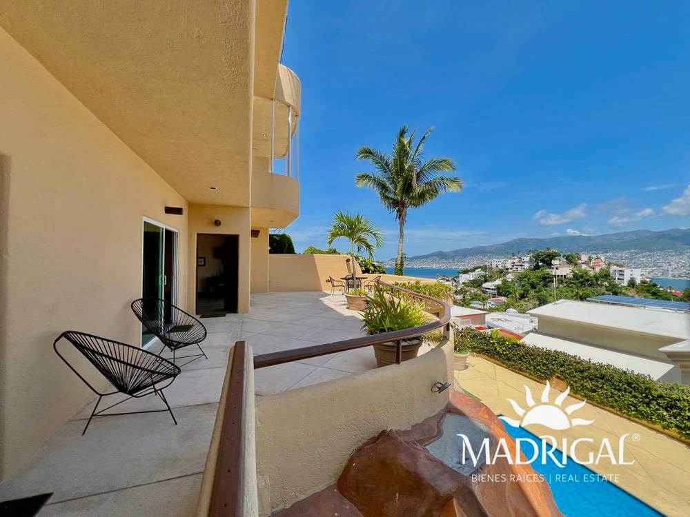 House for sale in Marina Brisas Acapulco with two apartments and two commercial spaces for rent