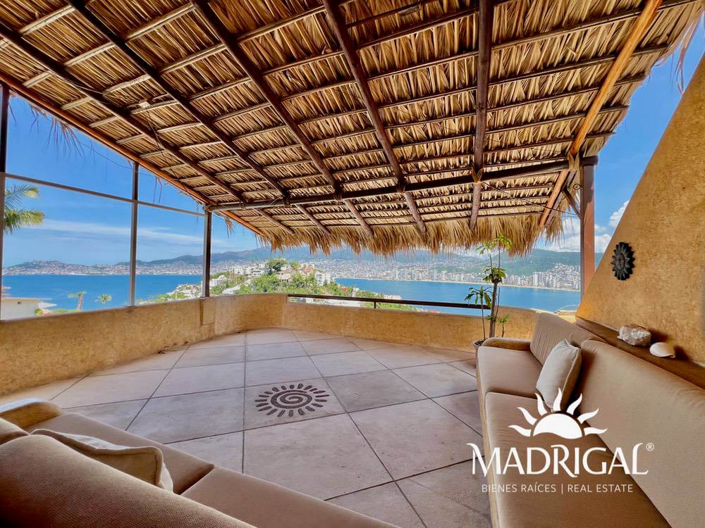 Casa en venta en Marina Brisas Acapulco con dos departamentos y dos locales a la renta