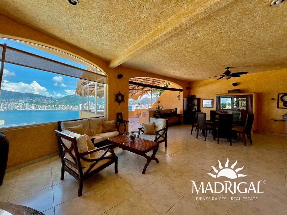 Casa en venta en Marina Brisas Acapulco con dos departamentos y dos locales a la renta