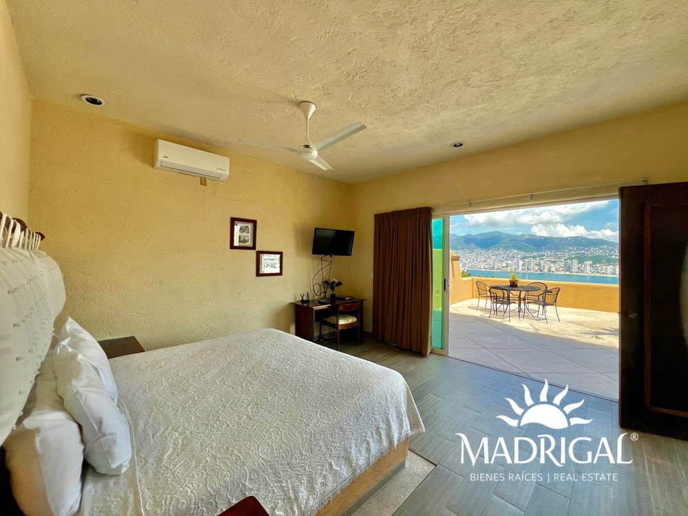 Casa en venta en Marina Brisas Acapulco con dos departamentos y dos locales a la renta