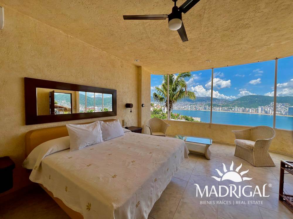 Casa en venta en Marina Brisas Acapulco con dos departamentos y dos locales a la renta