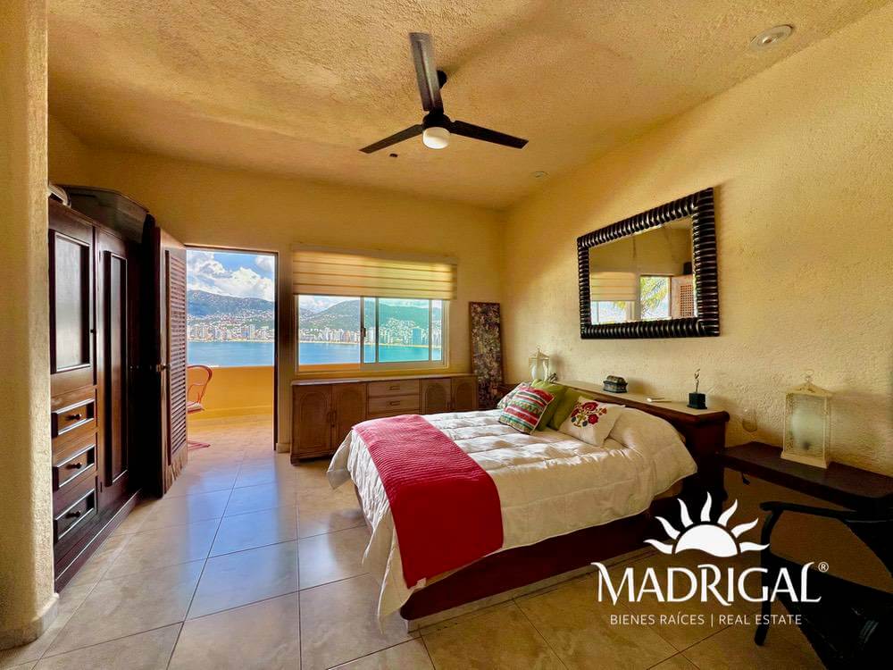 House for sale in Marina Brisas Acapulco with two apartments and two commercial spaces for rent