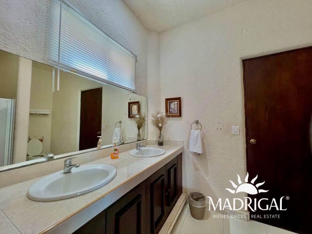 House for sale in Marina Brisas Acapulco with two apartments and two commercial spaces for rent