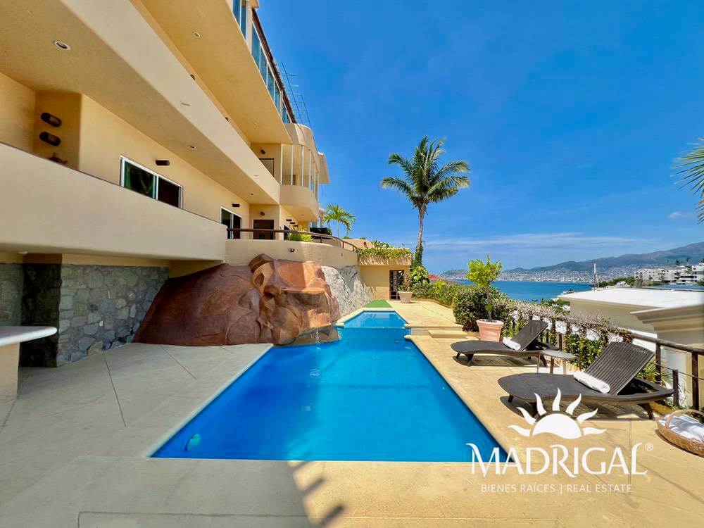 House for sale in Marina Brisas Acapulco with two apartments and two commercial spaces for rent