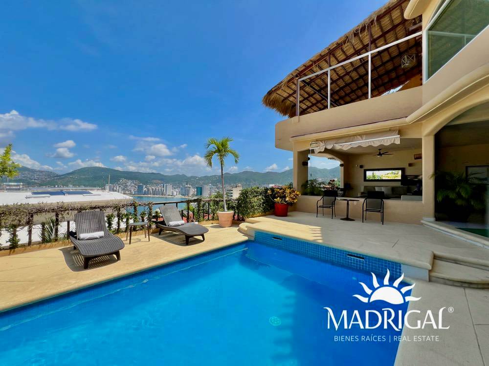 House for sale in Marina Brisas Acapulco with two apartments and two commercial spaces for rent