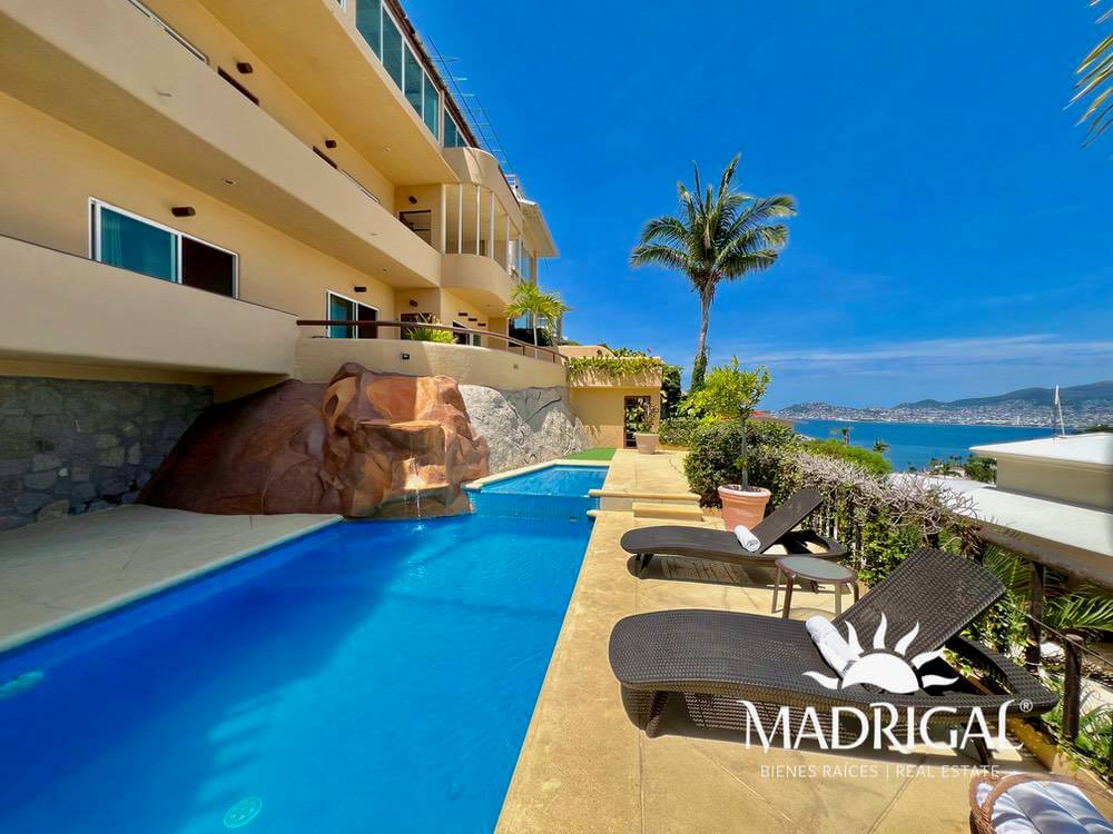 House for sale in Marina Brisas Acapulco with two apartments and two commercial spaces for rent