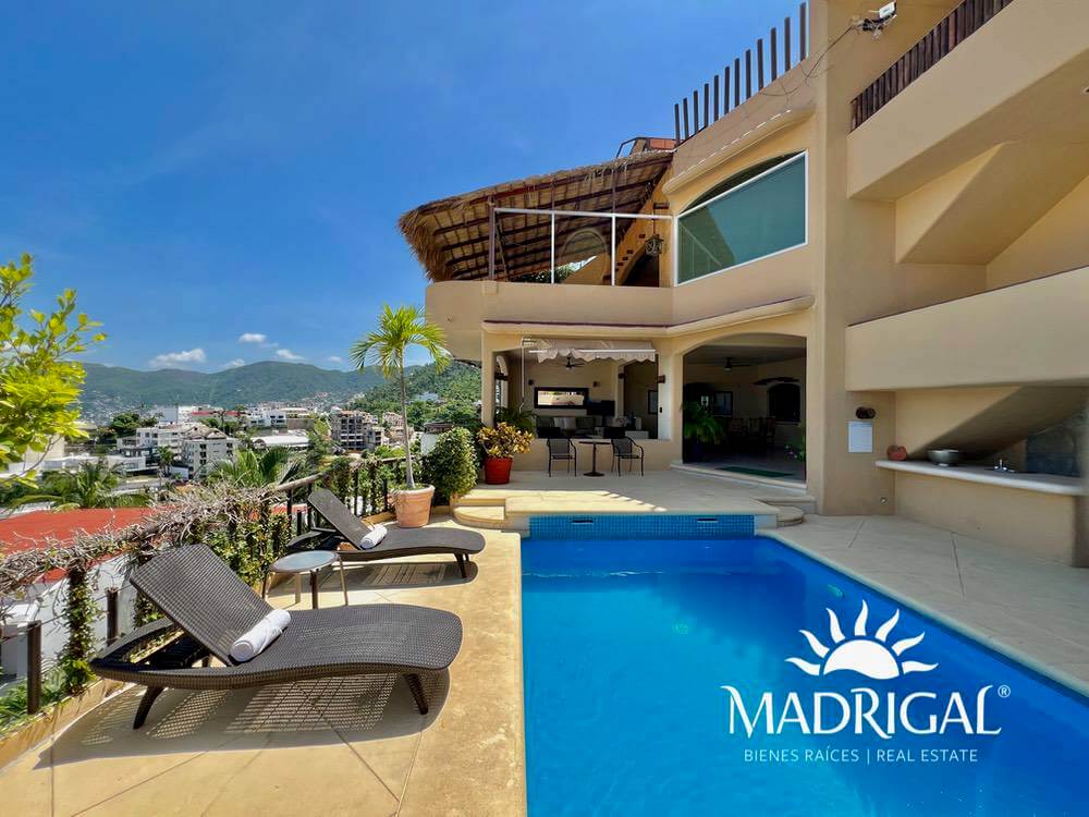 House for sale in Marina Brisas Acapulco with two apartments and two commercial spaces for rent