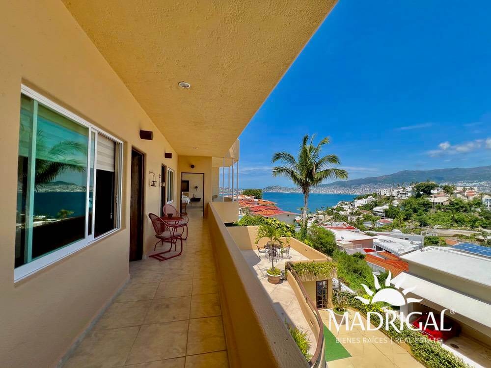 House for sale in Marina Brisas Acapulco with two apartments and two commercial spaces for rent