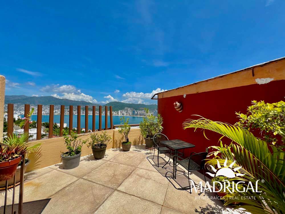 House for sale in Marina Brisas Acapulco with two apartments and two commercial spaces for rent