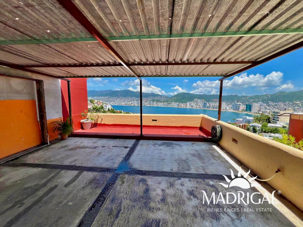 House for sale in Marina Brisas Acapulco with two apartments and two commercial spaces for rent