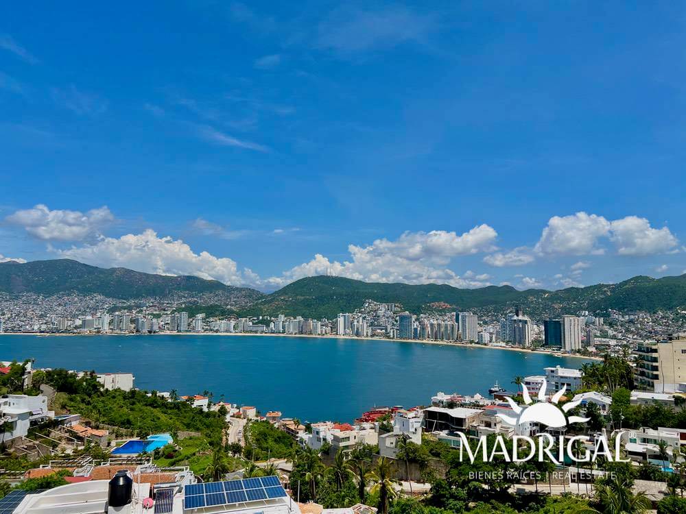 House for sale in Marina Brisas Acapulco with two apartments and two commercial spaces for rent