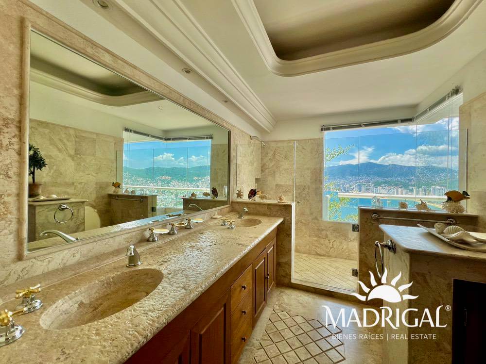 Exclusive apartment for sale in Joyas de Brisamar, Acapulco with the best view of the bay