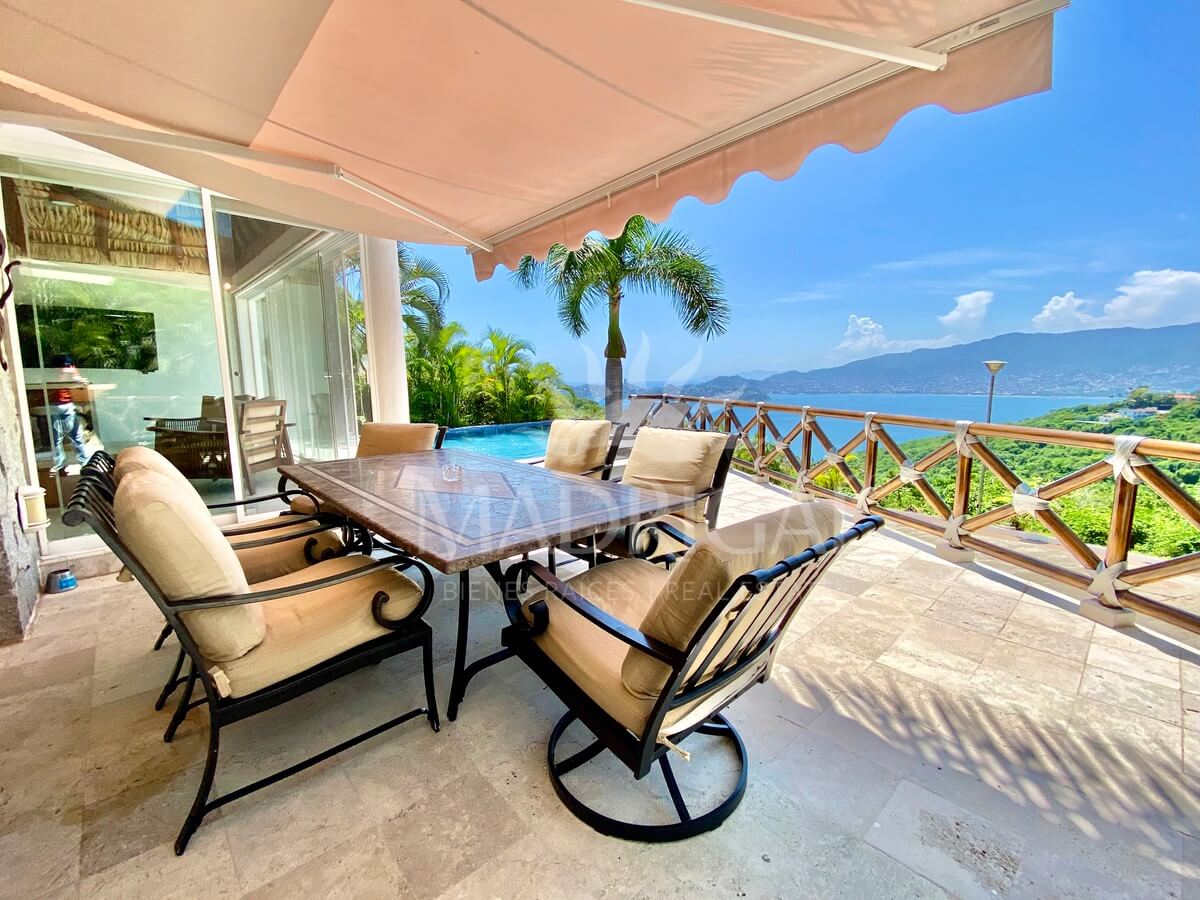 Villa for sale in Palmetto Condominium with a view of Acapulco Bay