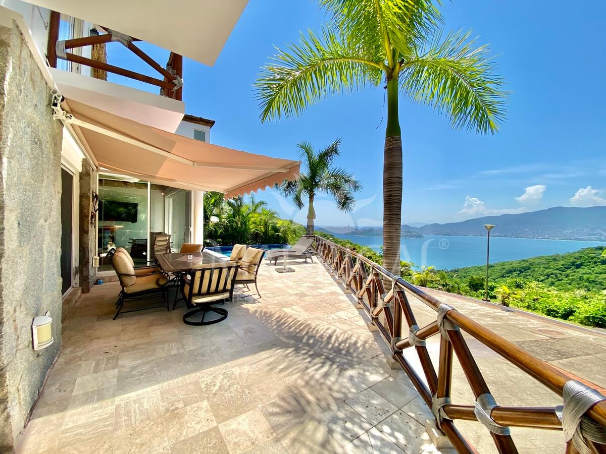 Villa for sale in Palmetto Condominium with a view of Acapulco Bay