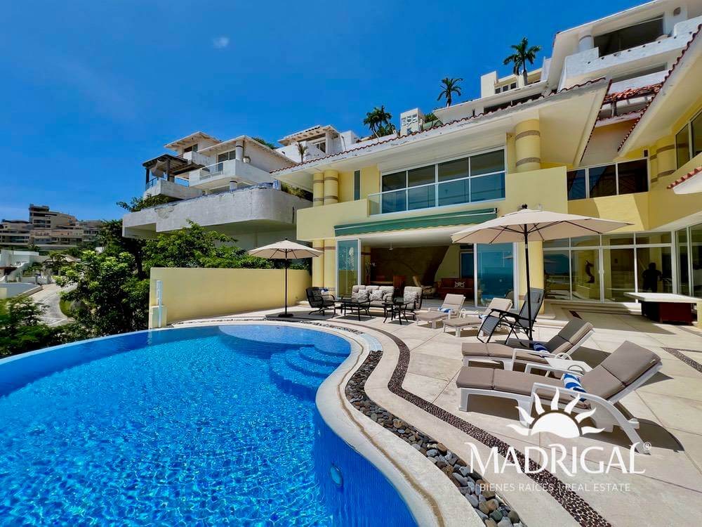 House for sale in Real Diamante with a view of Playa Diamante