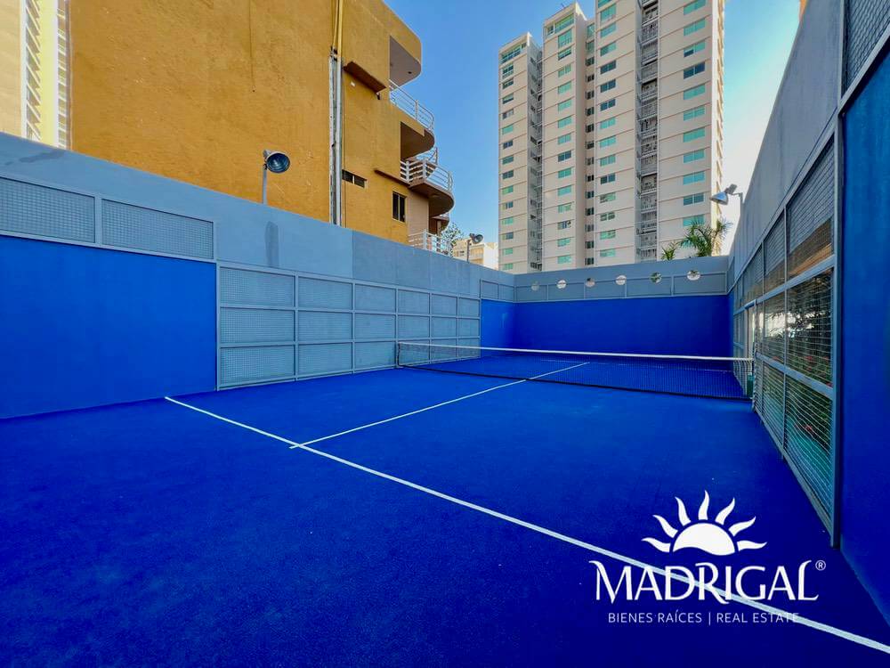 Apartment for sale in El Dorado, Acapulco Bay, ready for renovation 