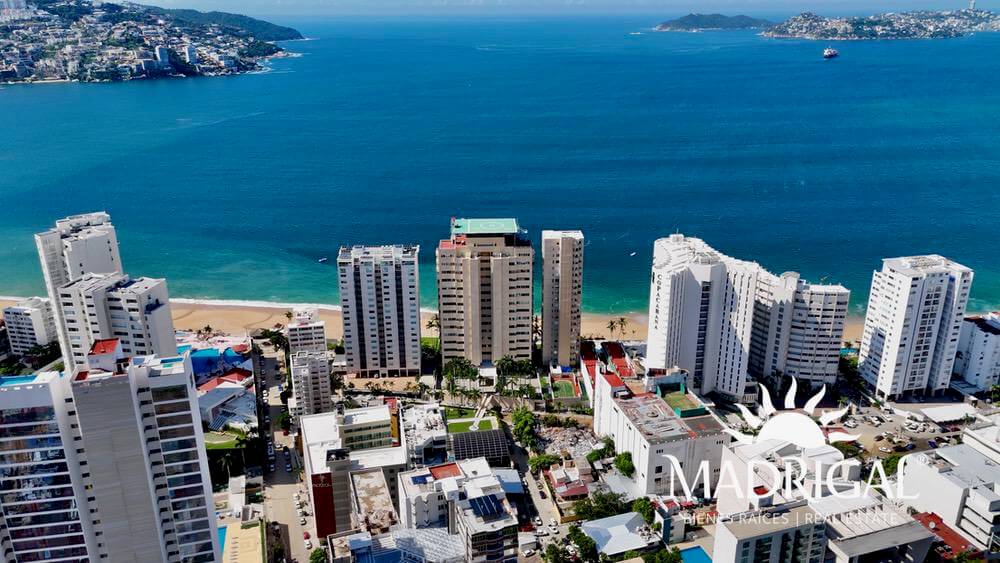 Apartment for sale in El Dorado, Acapulco Bay, ready for renovation 