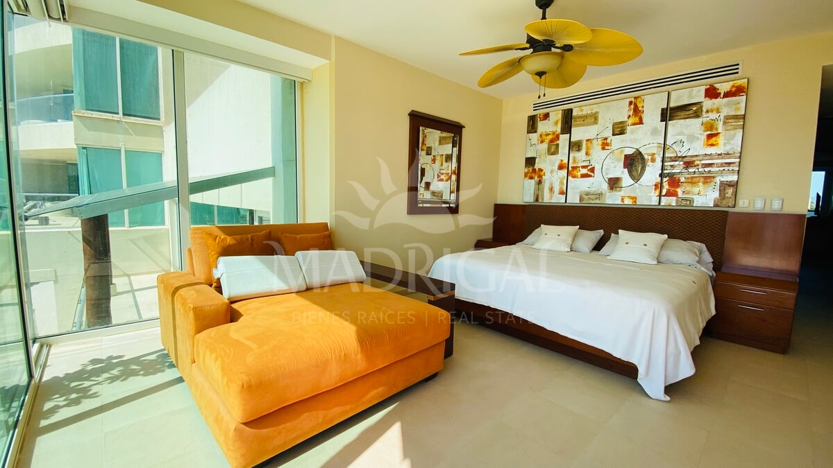 Apartment for sale with a large terrace in the Amarinthos condominium in Acapulco, in the Playa Diamante area