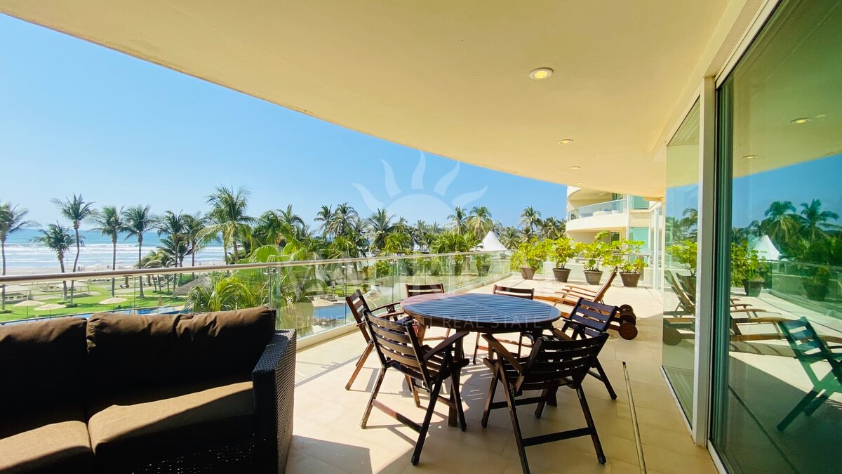 Apartment for sale with a large terrace in the Amarinthos condominium in Acapulco, in the Playa Diamante area