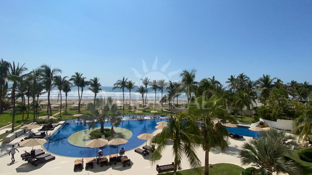 Apartment for sale with a large terrace in the Amarinthos condominium in Acapulco, in the Playa Diamante area