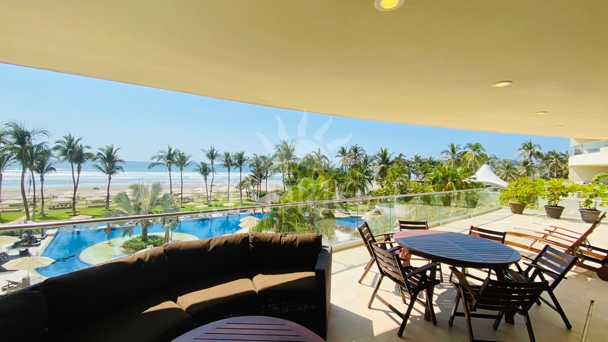 Apartment for sale with a large terrace in the Amarinthos condominium in Acapulco, in the Playa Diamante area