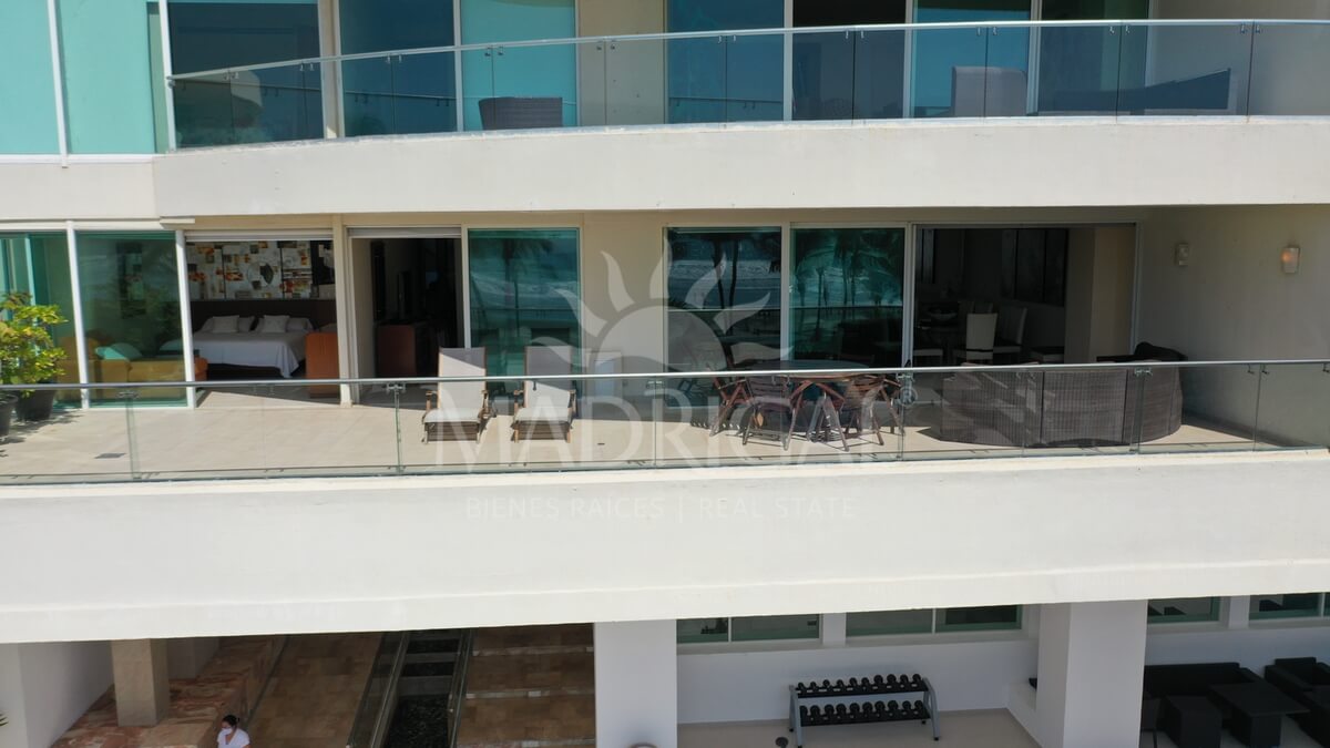 Apartment for sale with a large terrace in the Amarinthos condominium in Acapulco, in the Playa Diamante area