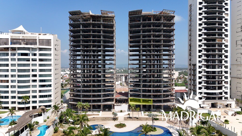 Apartment for sale with a large terrace in the Amarinthos condominium in Acapulco, in the Playa Diamante area