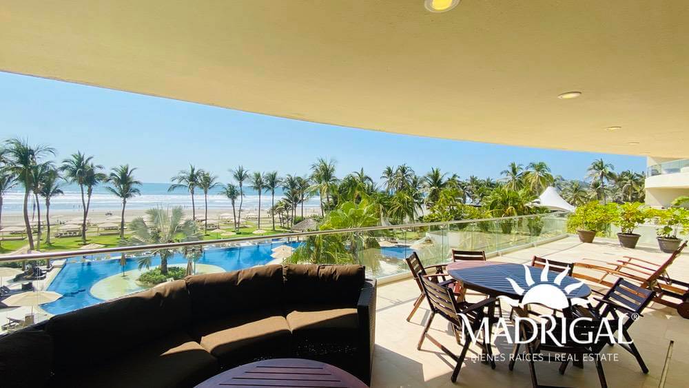 Apartment for sale with a large terrace in the Amarinthos condominium in Acapulco, in the Playa Diamante area