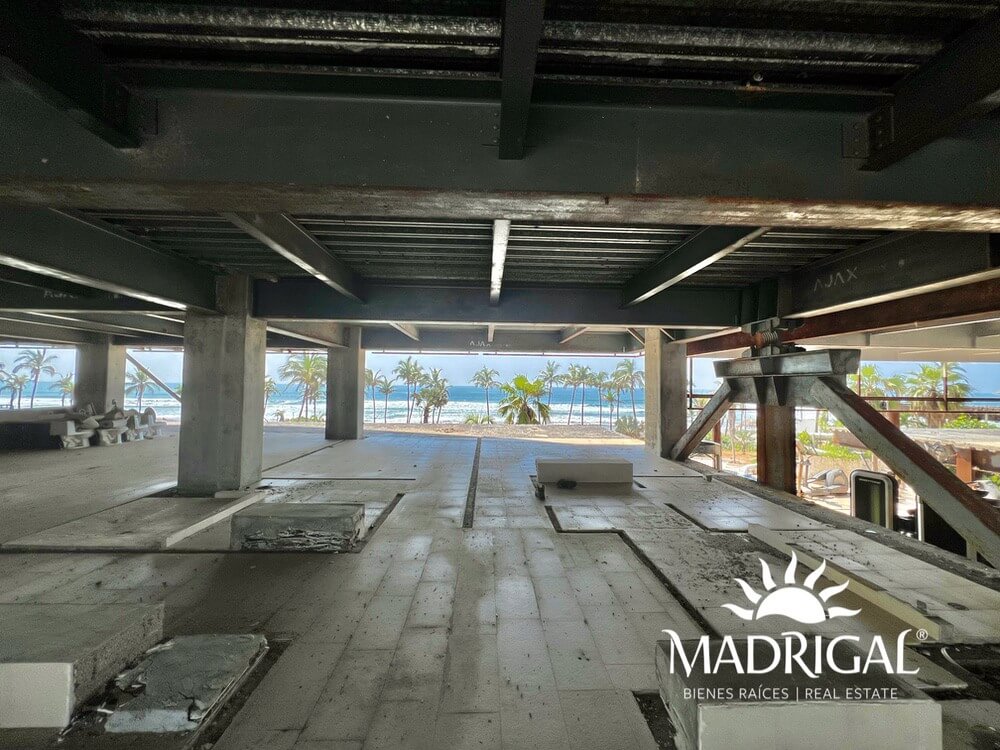 Apartment for sale with a large terrace in the Amarinthos condominium in Acapulco, in the Playa Diamante area