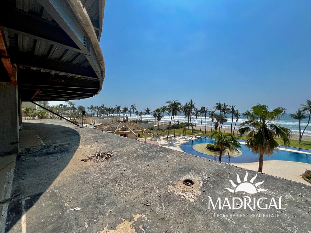 Apartment for sale with a large terrace in the Amarinthos condominium in Acapulco, in the Playa Diamante area