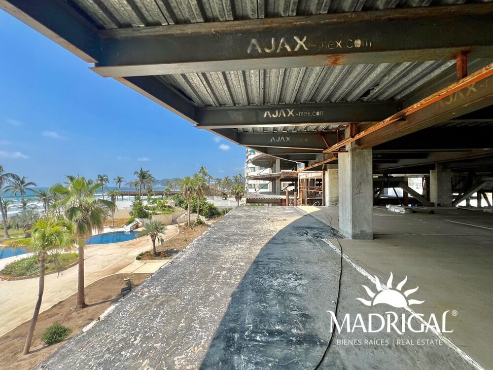 Apartment for sale with a large terrace in the Amarinthos condominium in Acapulco, in the Playa Diamante area