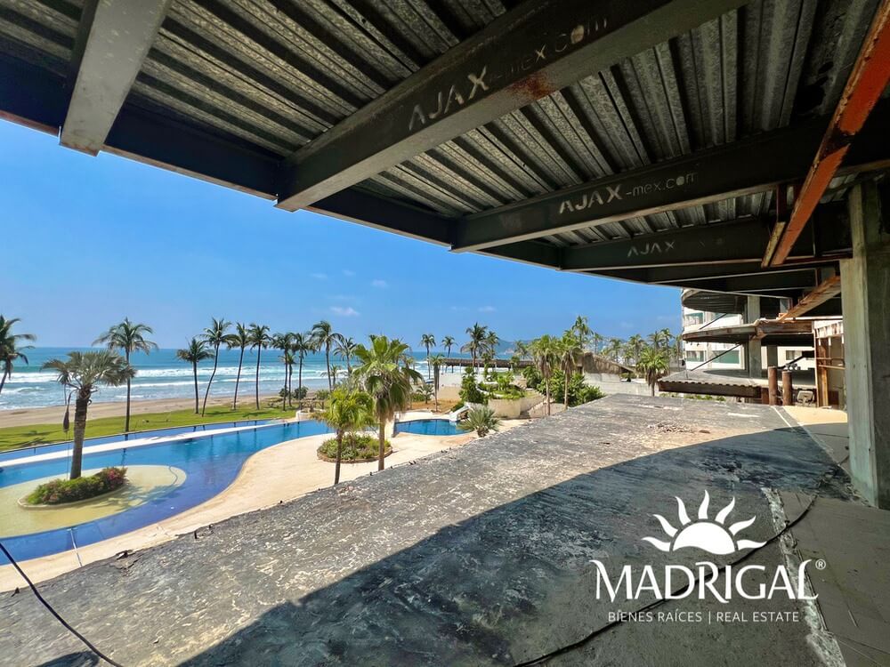 Apartment for sale with a large terrace in the Amarinthos condominium in Acapulco, in the Playa Diamante area