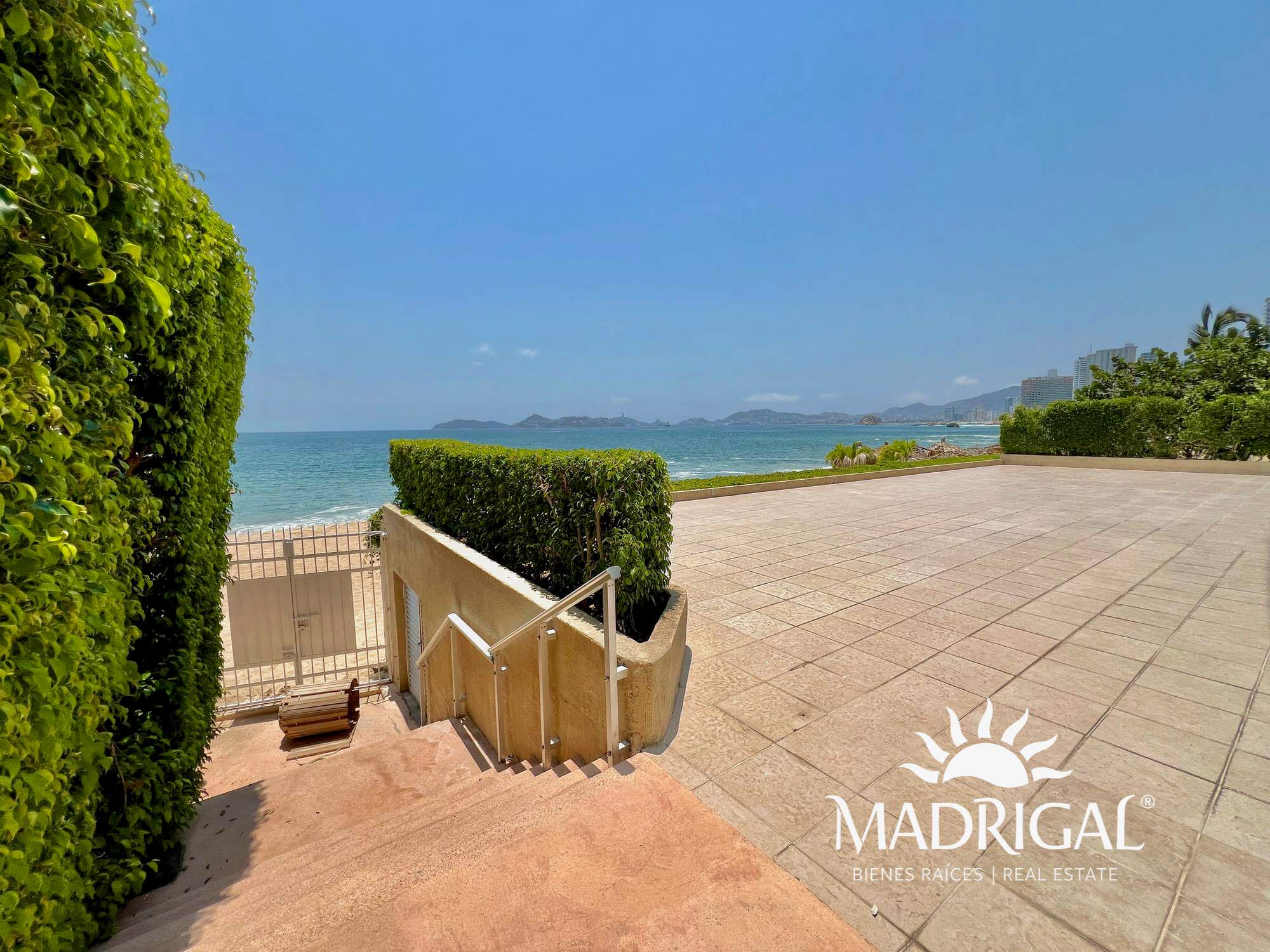 Real del Mar | Beachfront apartment for sale in Acapulco Bay